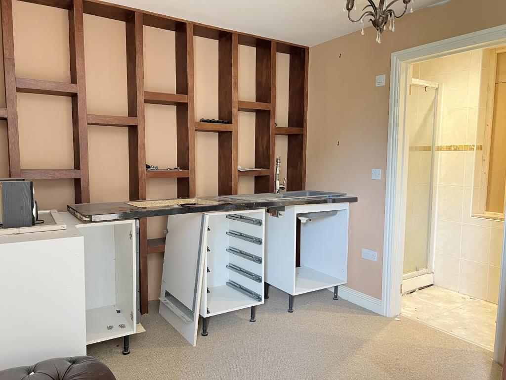 Lot: 167 - COMMERCIAL UNIT WITH RESIDENTIAL ACCOMMODATION ABOVE - First floor living room and bathroom